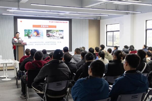 当好产业发展赛道上的“急救助跑者”