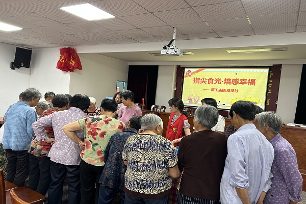周王庙镇双涧村老年学堂开展手工蛋挞制作活动
