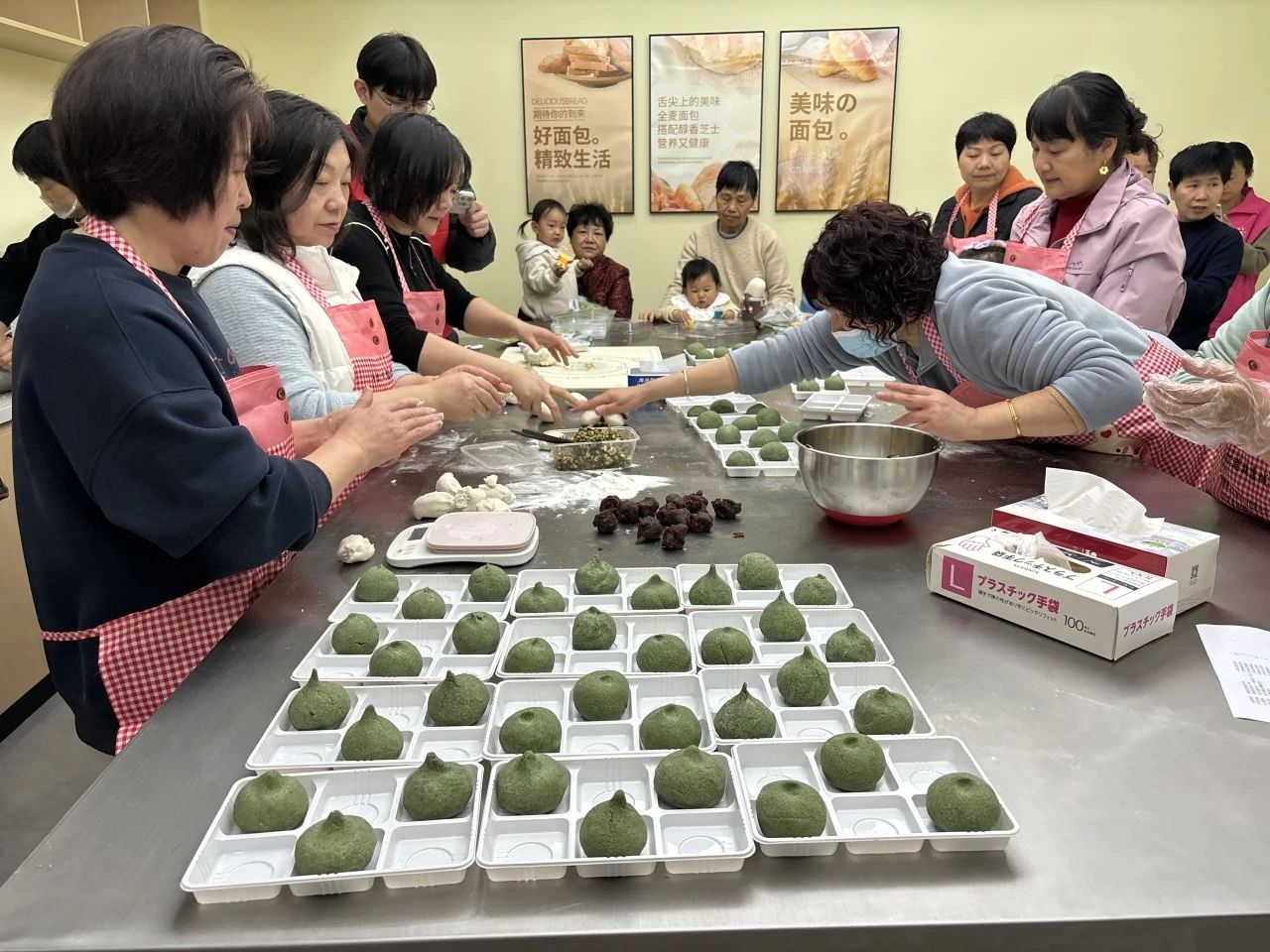 海洲街道新庄社区"妈妈的味道"亲子趣享食光手作青团活动温暖启幕