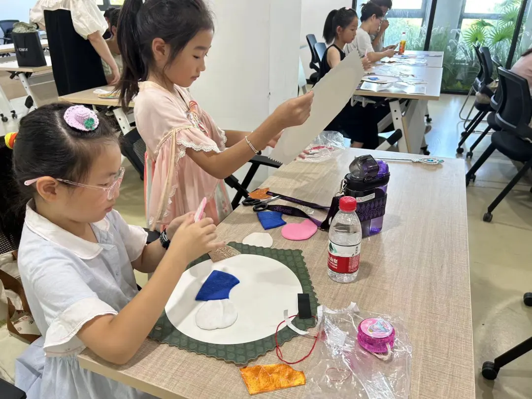 马桥街道开展经编布贴画制作活动