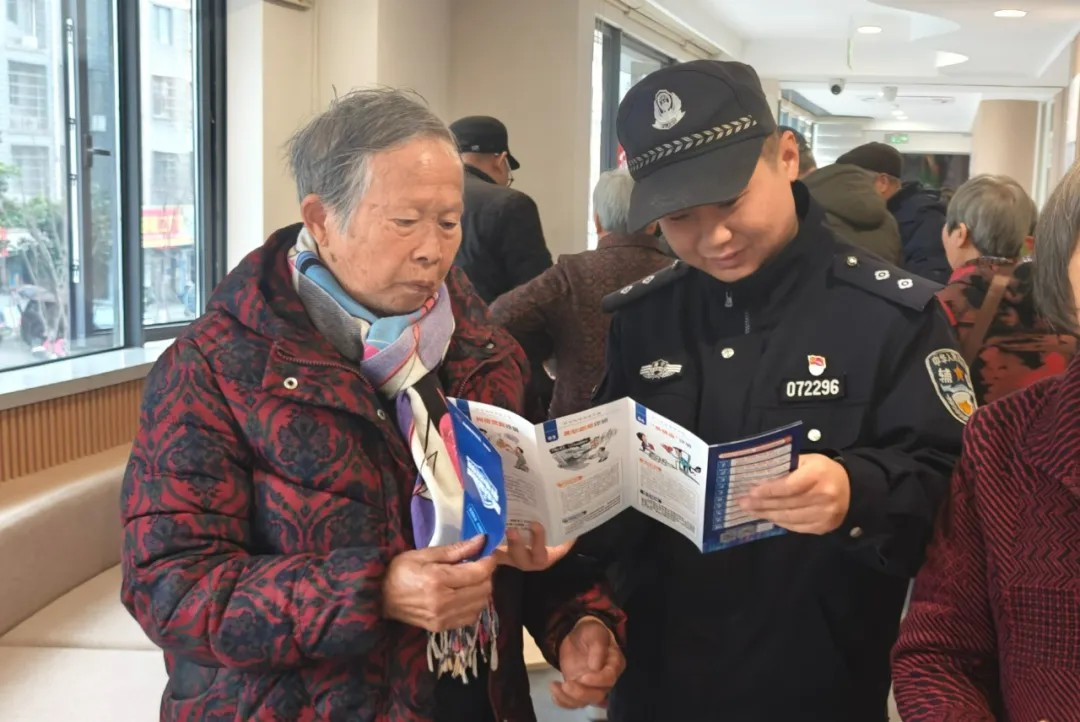 袁花镇花溪社区学校开展“共同守护清朗网络空间”主题宣传活动