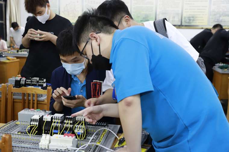 斜桥镇开展高级电工培训