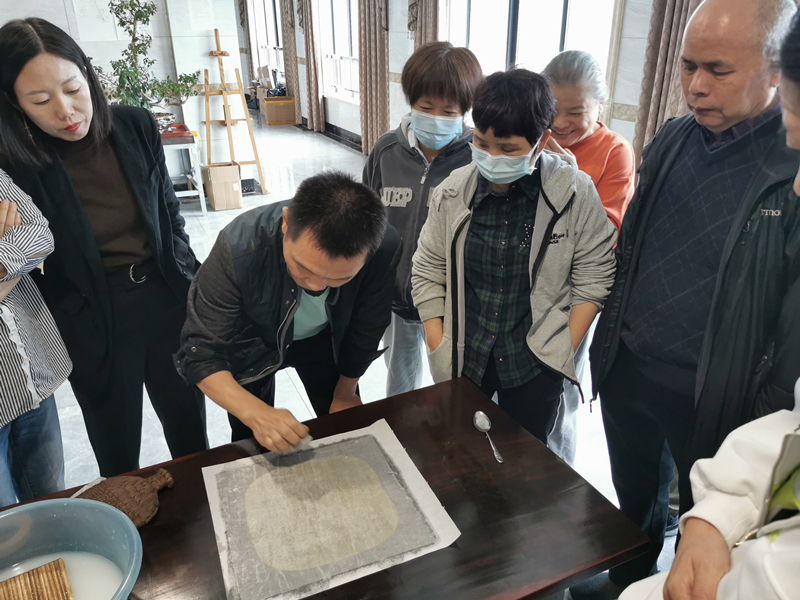 海洲成校举办装裱小手艺“托画心”公益技能培训