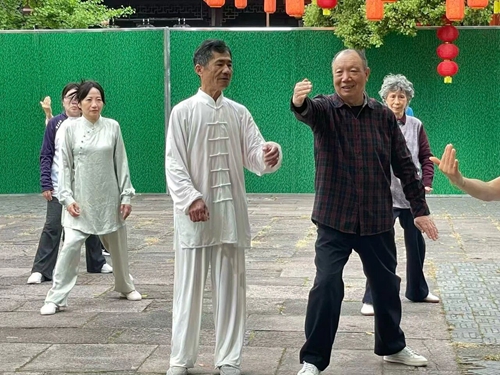 拳韵润邻里，康养悦生活：硖石街道南关厢社区太极课堂结课