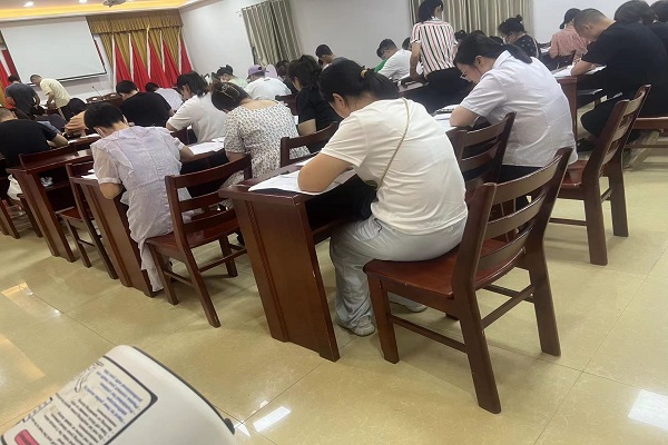周王庙成校举行“双证制”成人高中学历考试