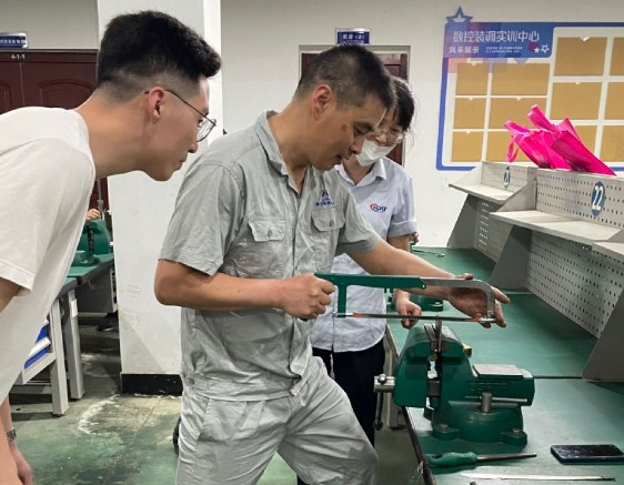 黄湾镇举办“钳工”职业技能培训