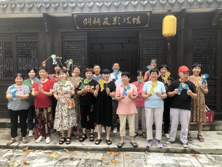 斜桥镇开展老年人“迎亚运，学非遗”皮影制作培训