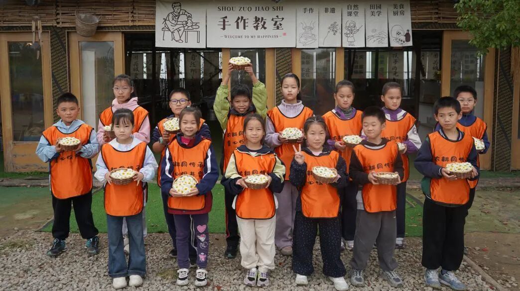 丁桥镇万新村社区学校开展“采菊东篱下 亲子乐焙时”秋假研学活动