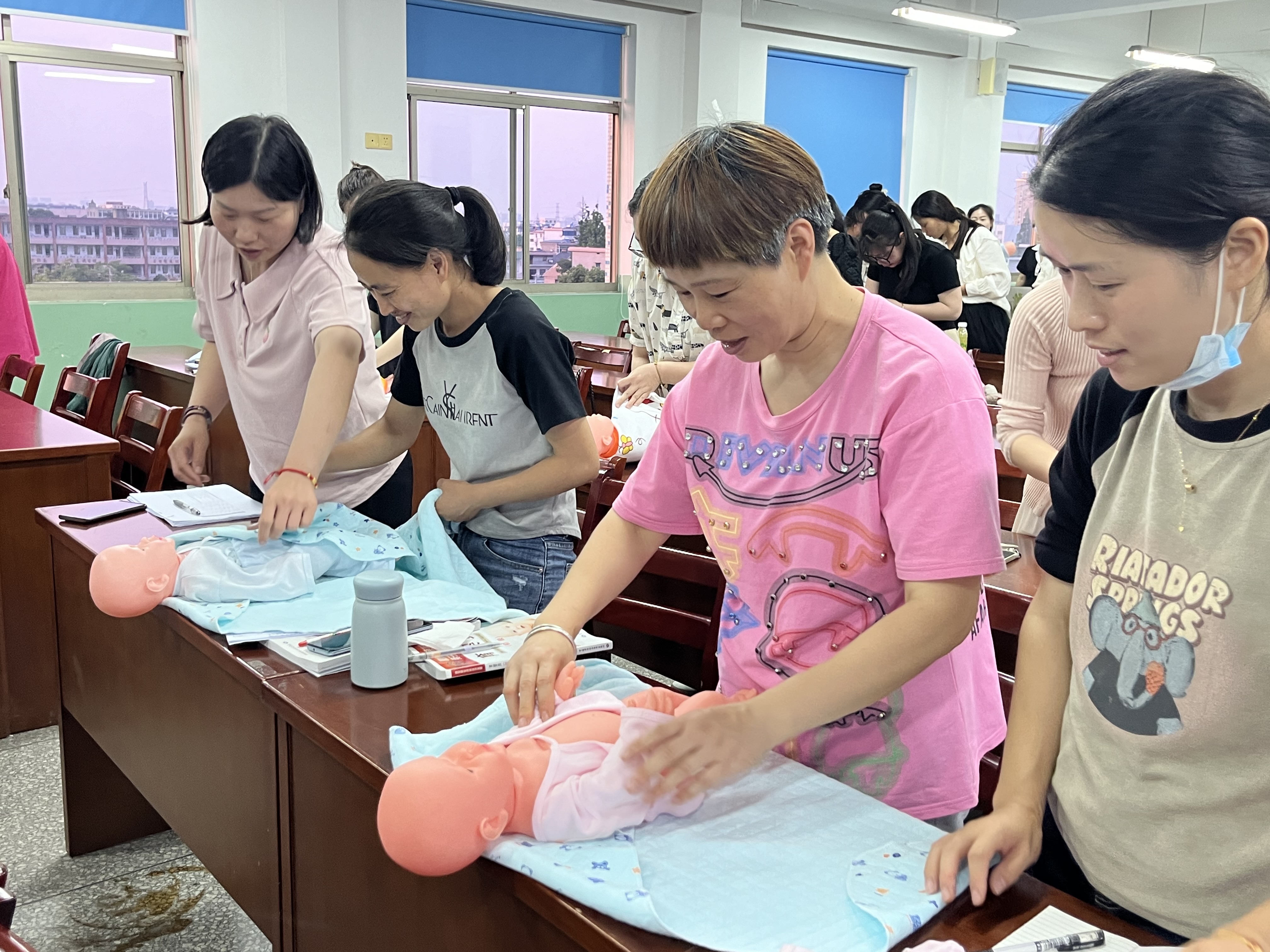 丁桥成校育婴员初级培训班顺利完成考核鉴定