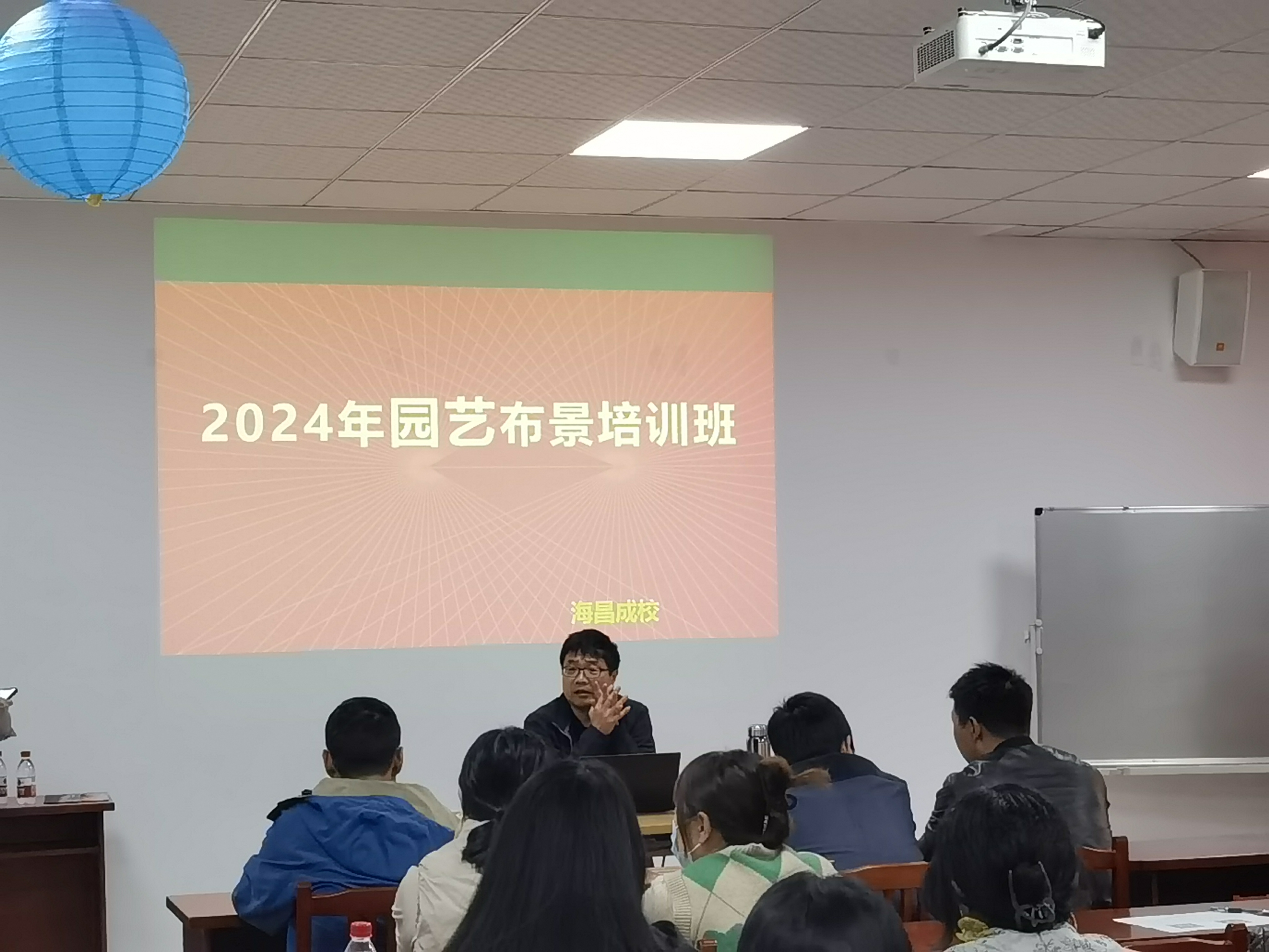 海昌成校成功组织园艺布景专项培训活动
