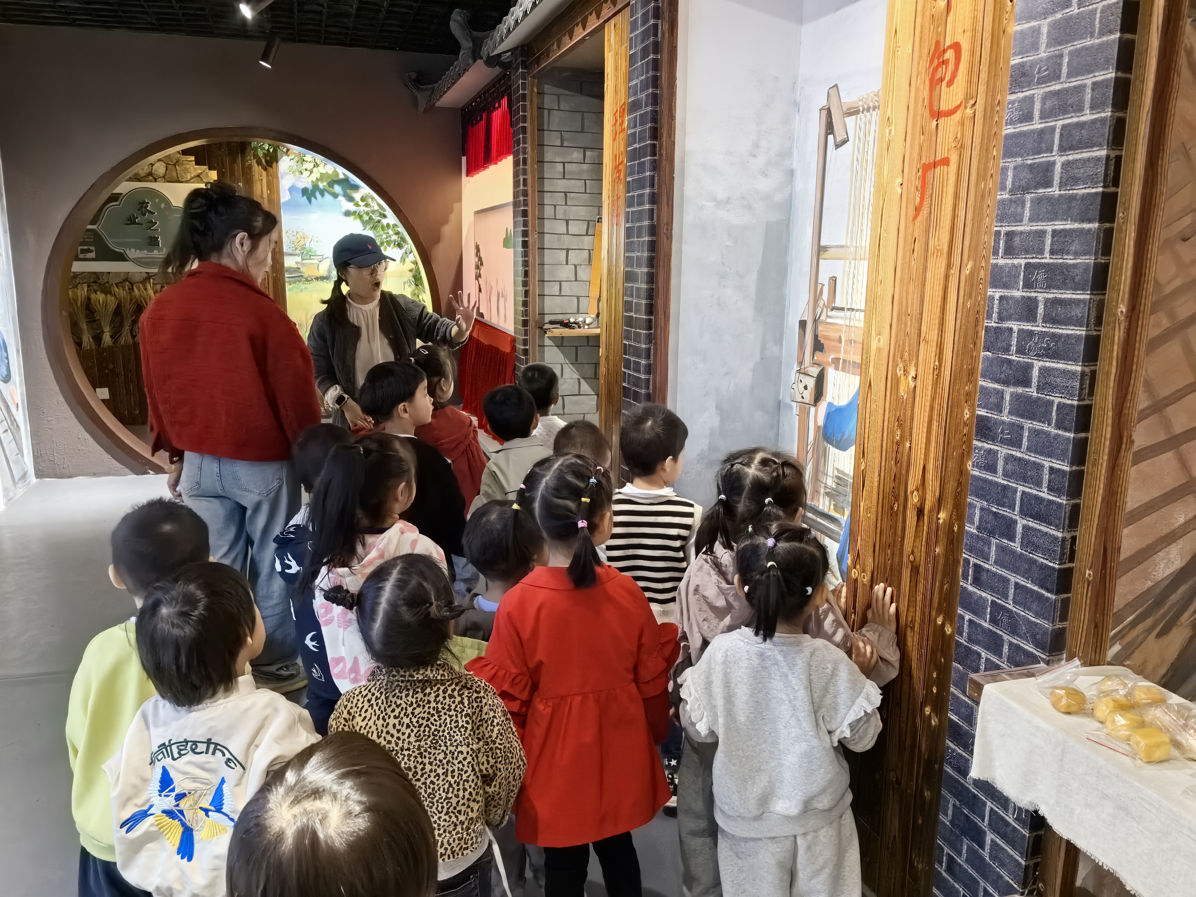 盐官镇新星村社区学校开展“金秋收获，悦读时光”幼少儿秋趣活动
