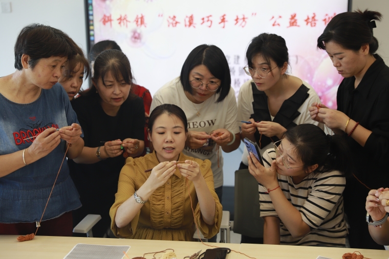 斜桥镇“洛溪巧手坊”钩编共富培训开班