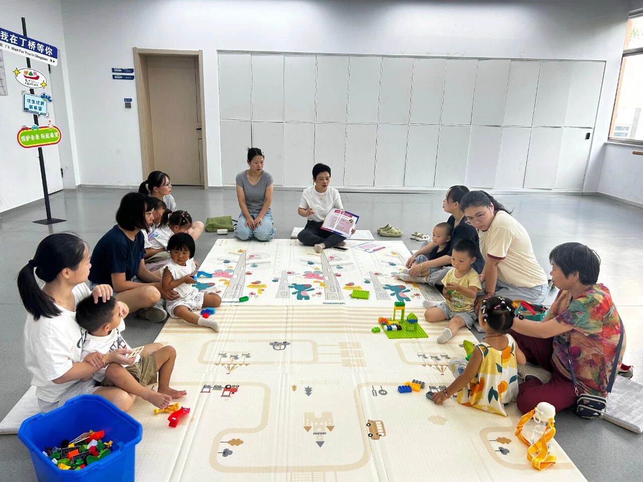 丁桥镇海潮村社区学校开展亲子早教活动