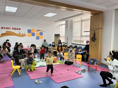 黄湾成校开展“爱的陪伴”亲子感统训练活动