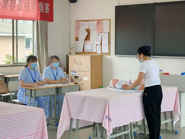 斜桥镇育婴员培训班学员参加嘉兴市育婴员技能比武