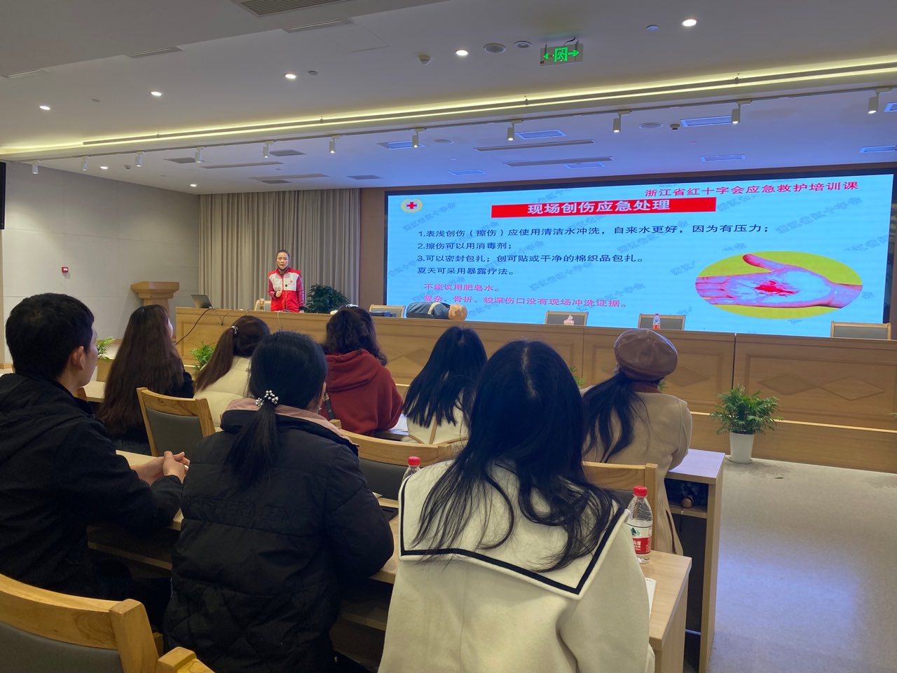 黄湾镇成人“双证制”高中班学员急救技能培训