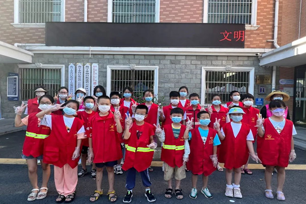 海昌街道组织“行礼守礼，弯腰一秒”童心志愿活动