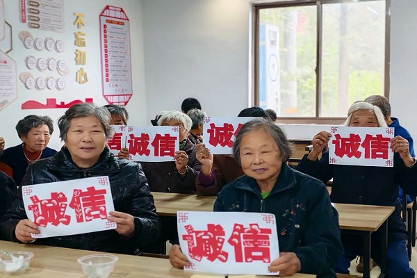 周王庙镇联民村开展非遗剪纸诚信宣传活动