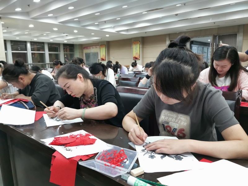 海洲成校举办第二期剪纸制作职业技能专项培训