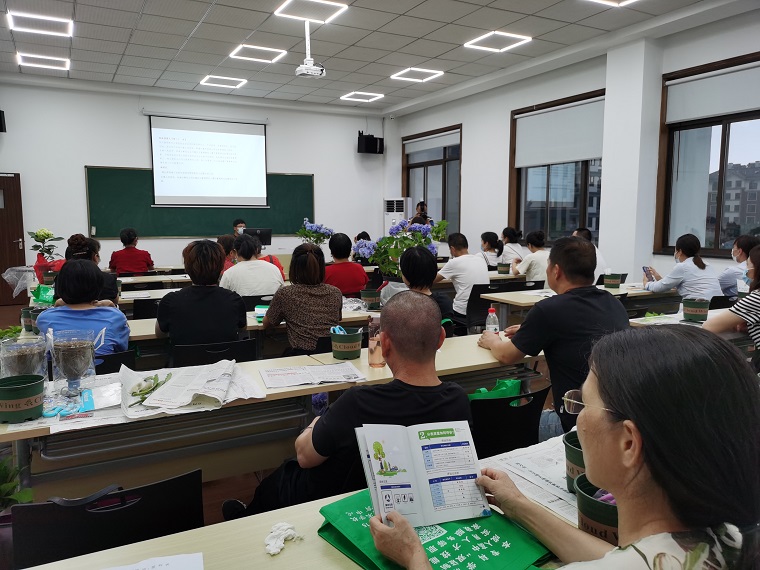 高质量提升垃圾分类之走进成校