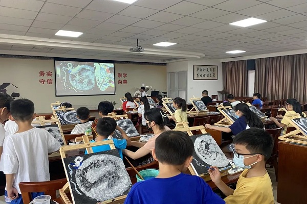 周王庙镇星火村社区学校举行暑期肌理画培训