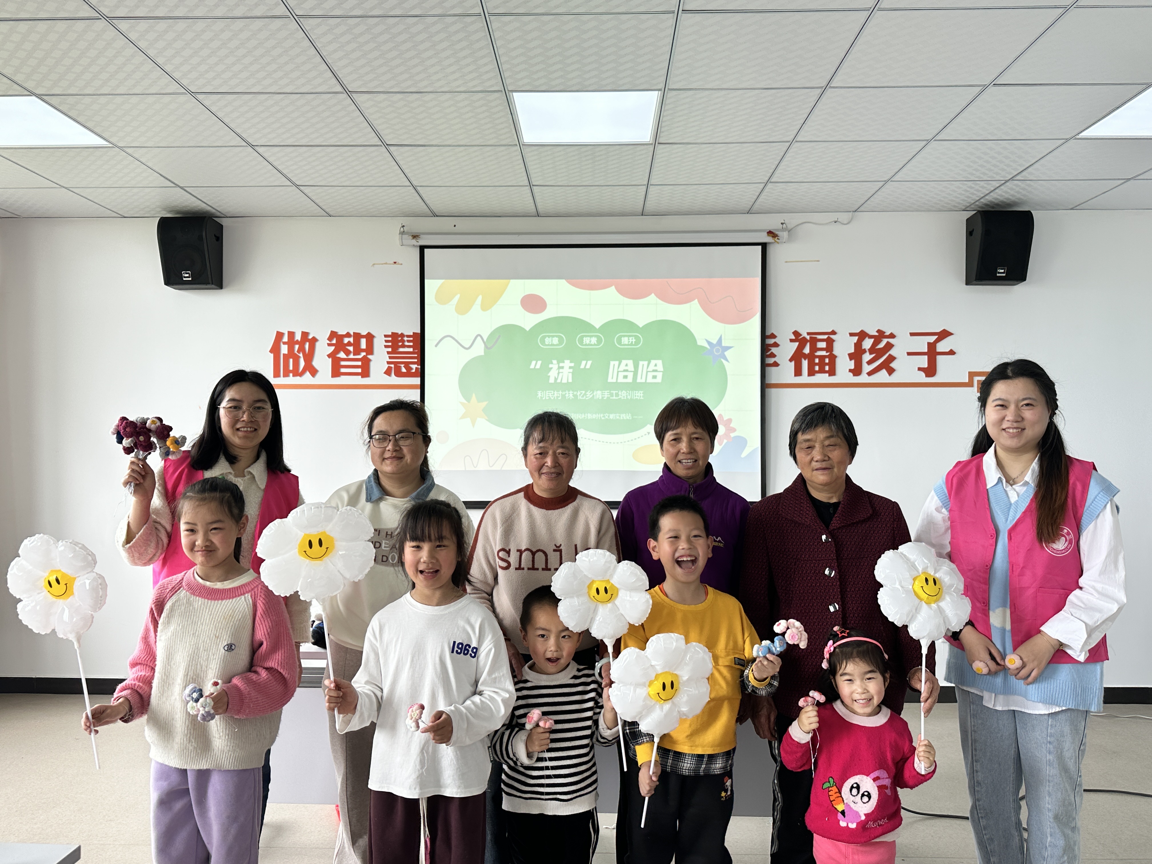 海昌街道利民村开展“袜”哈哈袜子创意手作活动