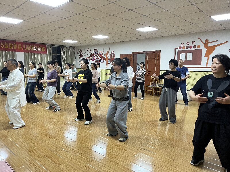 盐官成校“八段锦养生课堂”开进新星村