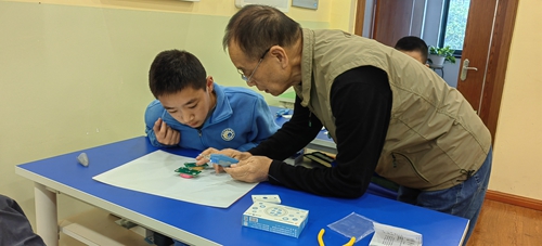硖石成校电子制作班解锁青少年科技新体验