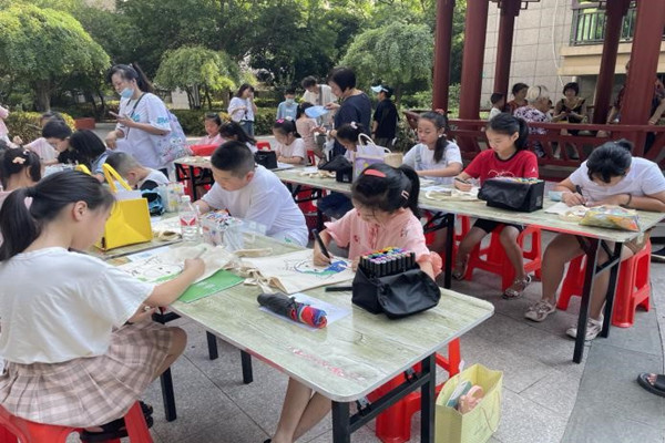 海昌街道皮都社区学校开展儿童彩色涂鸦亲子家庭活动