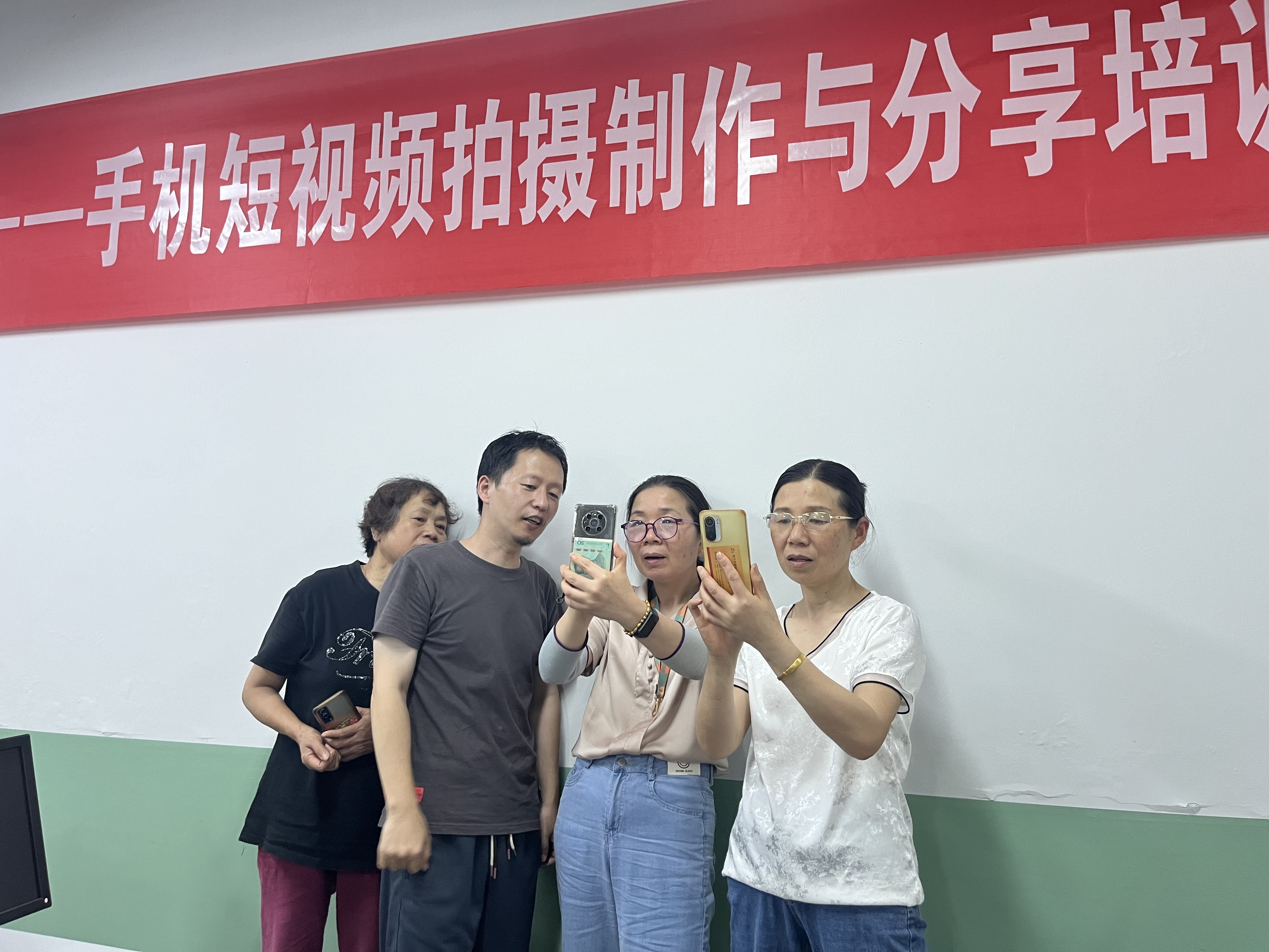 让老年人“玩转”短视频 丁桥镇开展老年智能技术培训