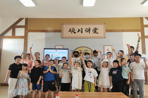 海昌街道硖川社区学校开展“灯彩书签制作，体验非遗文化”手工活动