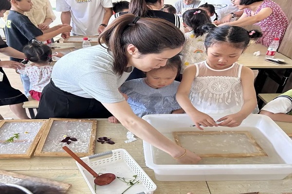 周王庙镇云龙社区学校举行“感受非遗魅力，欢乐迎六一”古法造纸术体验亲子活动