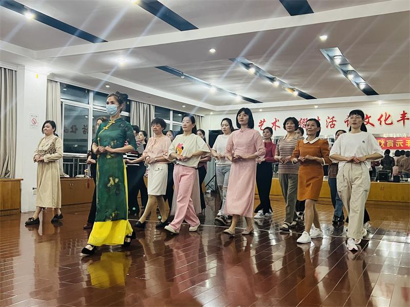 盐官成校开展中老年旗袍走秀艺术培训