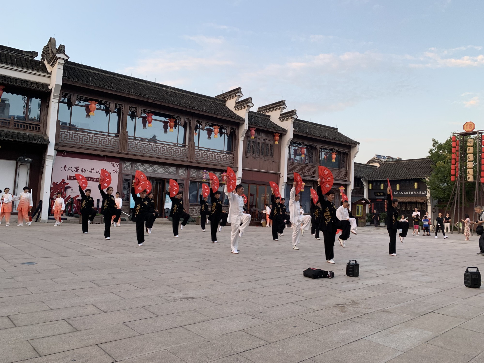 袁花成校太极队与斜桥成校太极队开展友谊交流表演活动