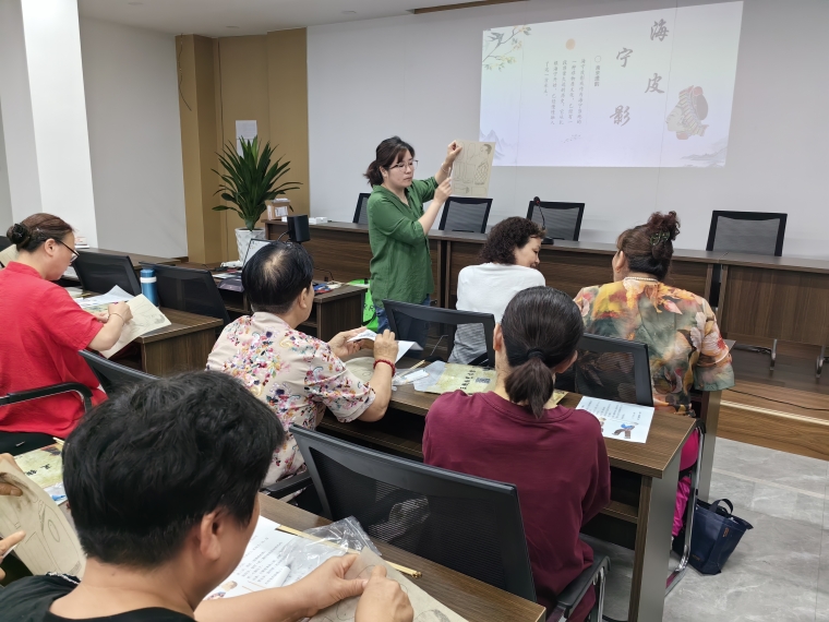斜桥镇老年学校开展米谷皮影人偶制作活动
