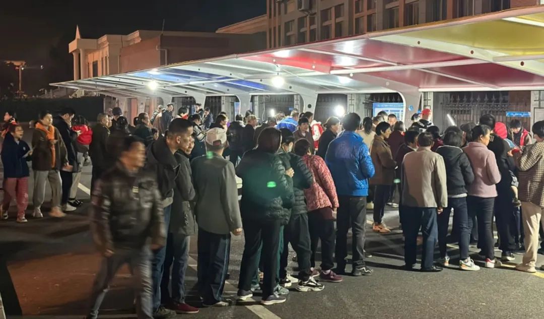 袁花镇花溪社区学校开展反诈夜市活动