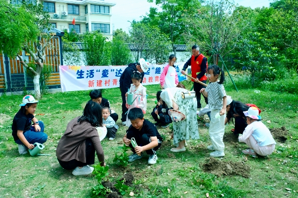周王庙镇新建村社区学校五老志愿者与萌娃共探农耕奥秘