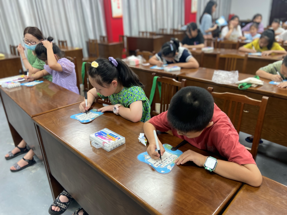 袁花镇河西社区学校开展制作二十四节气扇活动