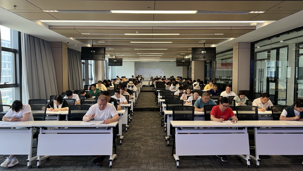 马桥成校举行“双证制”成人高中学历考试