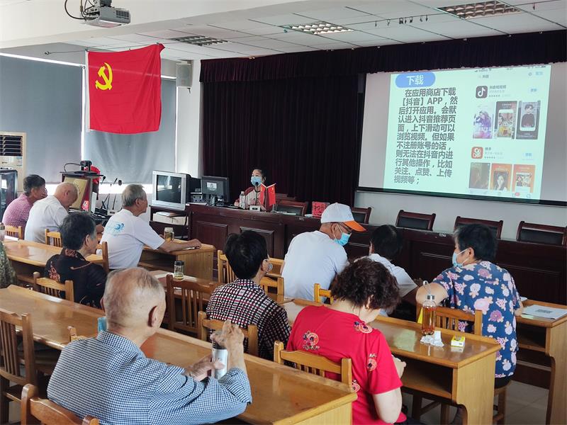 盐官镇郭溪社区开展中老年人智能手机培训
