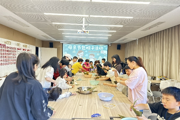 周王庙镇新建村社区学校开展母亲节亲子活动