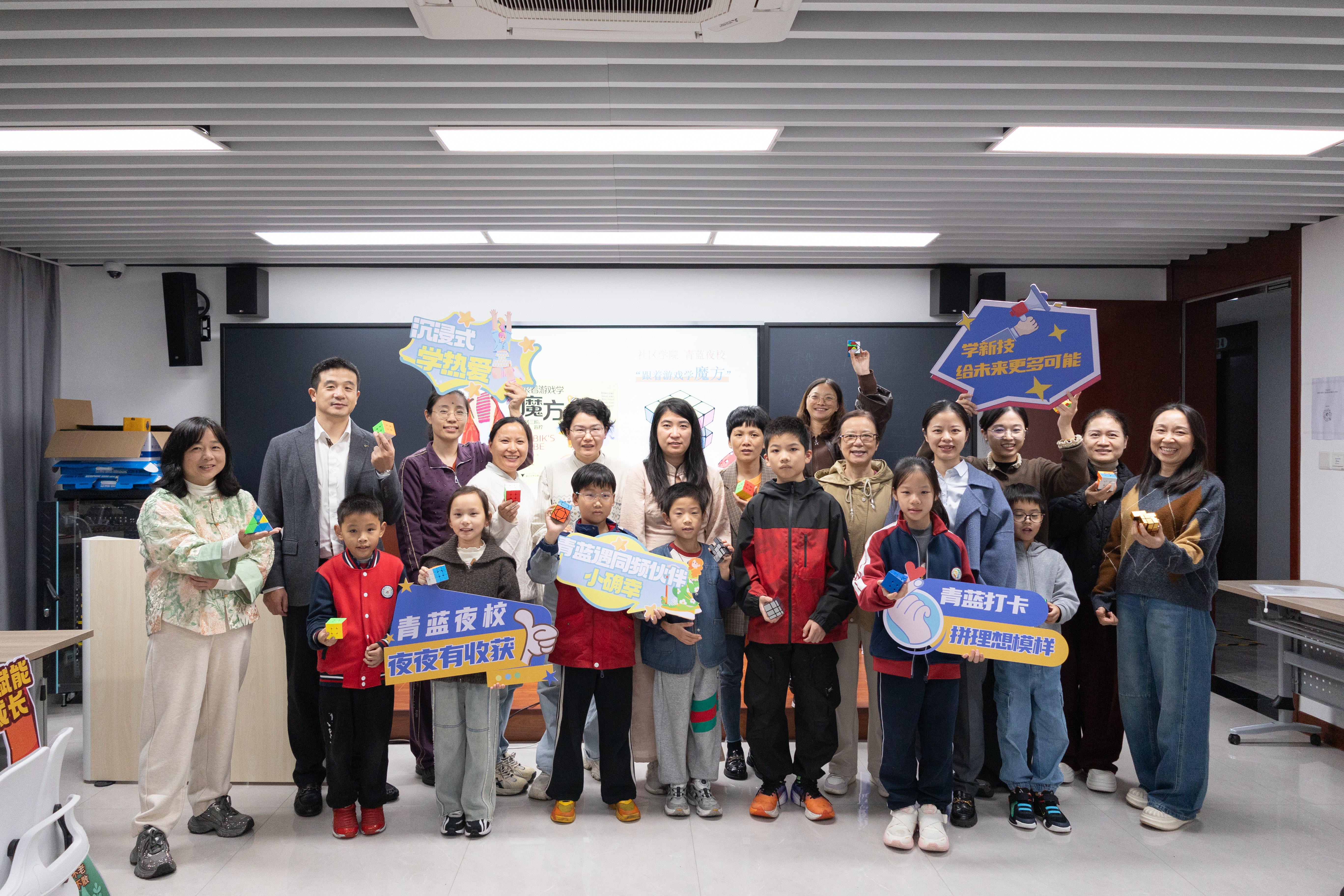探索数字时代下的智慧学习：海宁开大2025年青蓝夜校“潮城研习社”圆满收官