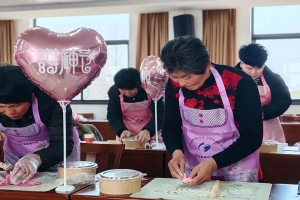 周王庙镇联民村社区学校开展“巧手生花 绽放芳华”妇女节主题活动
