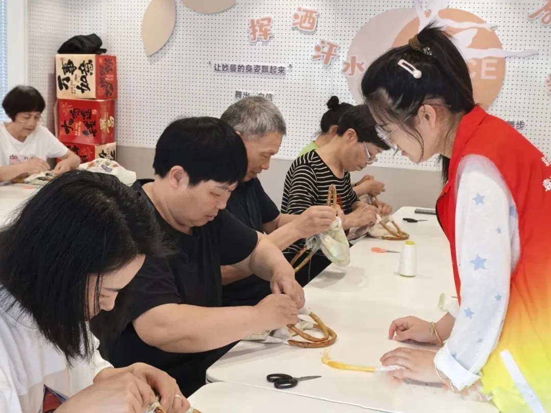 袁花镇社区教育中心联合退役军人服务站开展母亲节主题活动