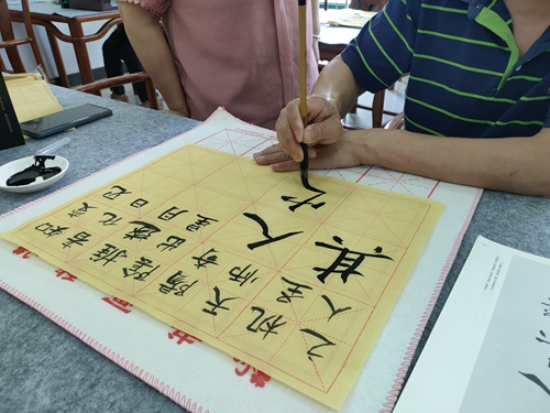 硖石街道举办老年书法公益培训班