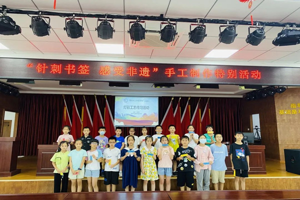 海昌街道双喜村学校组织青少年制作硖石灯彩衍生品——针刺书签活动