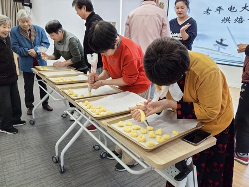 硖石街道西山社区学校老年烘焙课火热开启