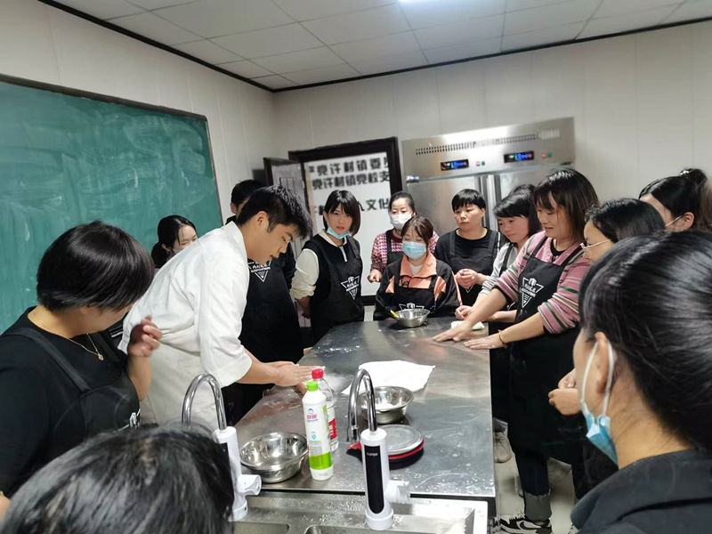 许村成校小笼包制作专项培训第一期正式开班