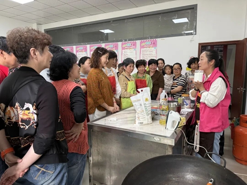 硖石成校联合竦秀社区开展母亲节蛋糕制作活动