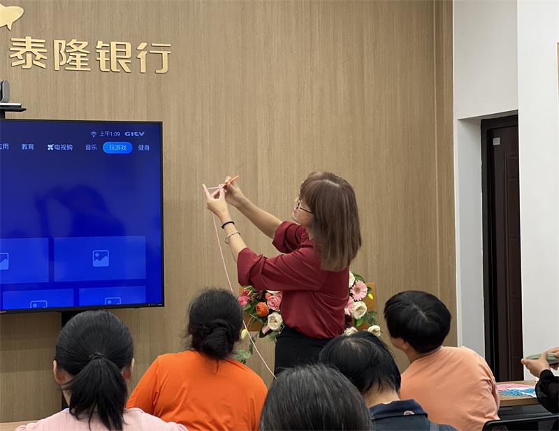巧手编制幸福夕阳——盐官成校开展中老年创意钩编培训